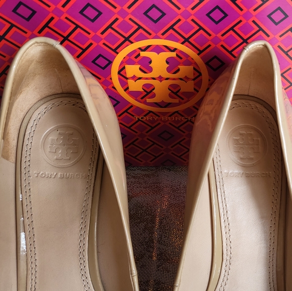 Tory Burch Jade 85mm peep toe wedge in Beige patent leather - Picture 4 of 10